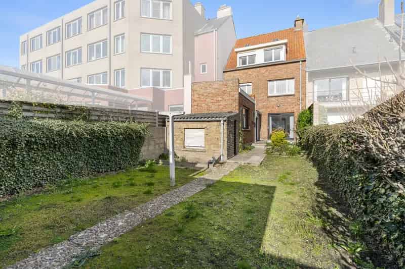 Enorm grote woning VLAKBIJ ZEE EN STRAND: toporiëntatie, 5-7 slaapkamers, goed onderhouden, leuke tuin, rustige locatie (IDEAAL VOOR GROTE GEZINNEN EN VAKANTIEVERHUUR)