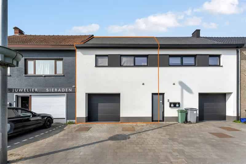 PERFECT ONDERHOUDEN EN INSTAPKLARE WONING MET 3 SLAAPKAMERS EN INPANDIGE GARAGE TE OLMEN