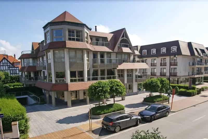 Zeer goed gelegen garagebox langs de Kustlaan- Zoute - Res. Balmoral