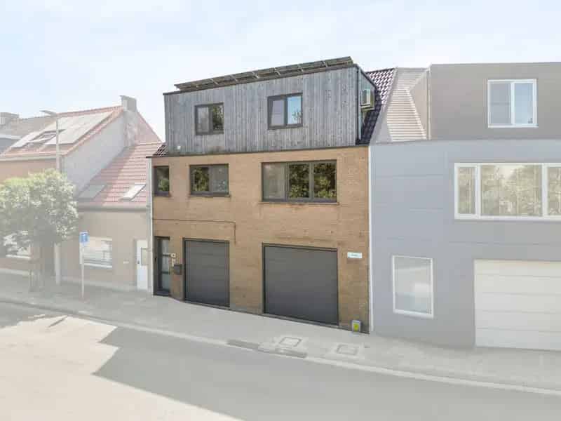 Dit uniek, energiezuinig pand met gezinswoning, garage en ruime opslagplaats/werkplaats en zongerichte buitenruimte ligt op een vlot bereikbare plaats tussen Bredene-dorp en Bredene-duinen.
Het interieur van de woning werd volledig afgewerkt met maatwerk.