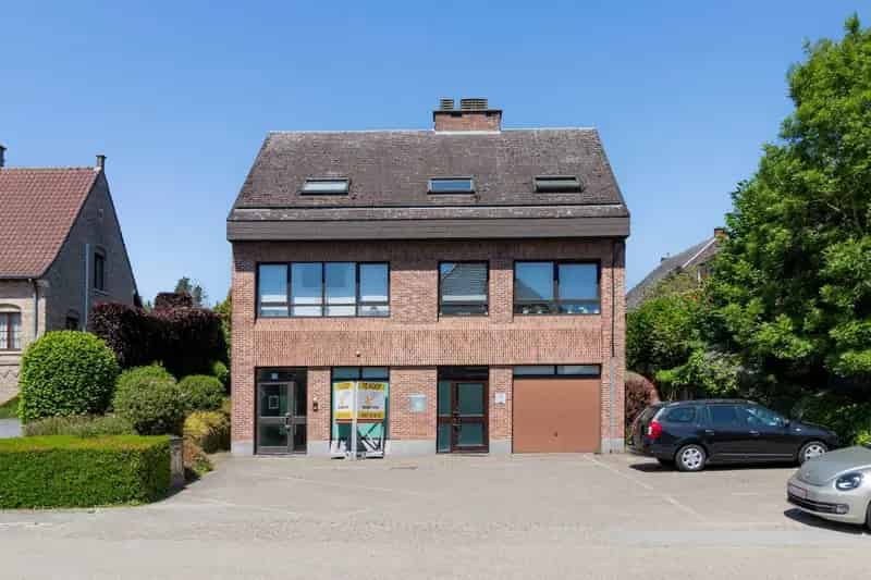 Ruim duplexappartement met gelijkvloerse handelsruimte