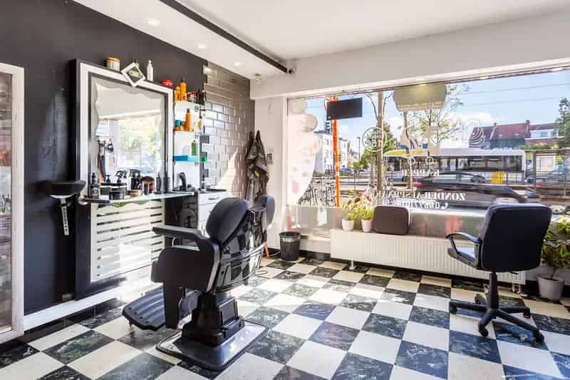 Handelsgelijkvloers met achterliggend privégedeelte en tuin op een centrale locatie 8454348