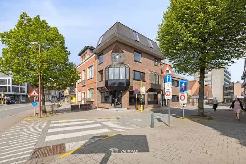 Centrum Asse: ruime handelswoning met terras en grote garage