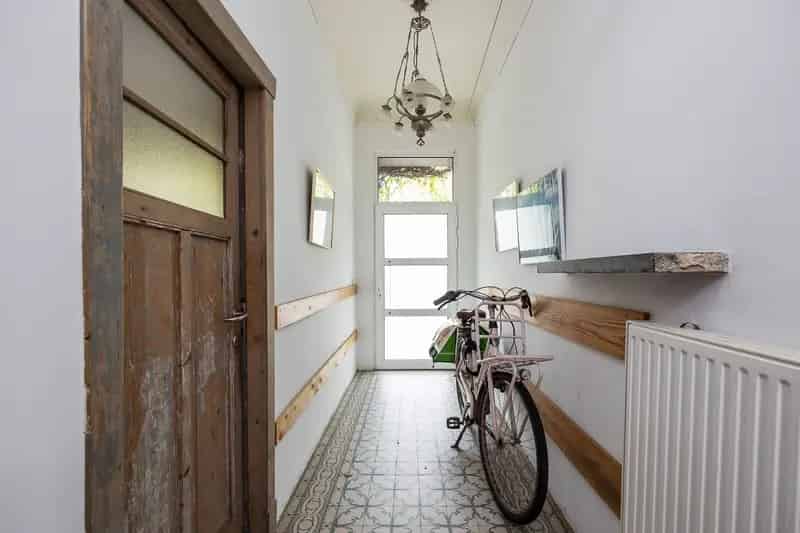 MATCHED: kevin@wellimmo.net voor meer info! Uiterst charmante woning, gunstig gelegen te Berchem aan het Brilschanspark , met aangename buitenruimtes