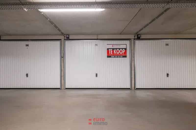 Goed gelegen en zéér vlot inrijdbare garagebox!