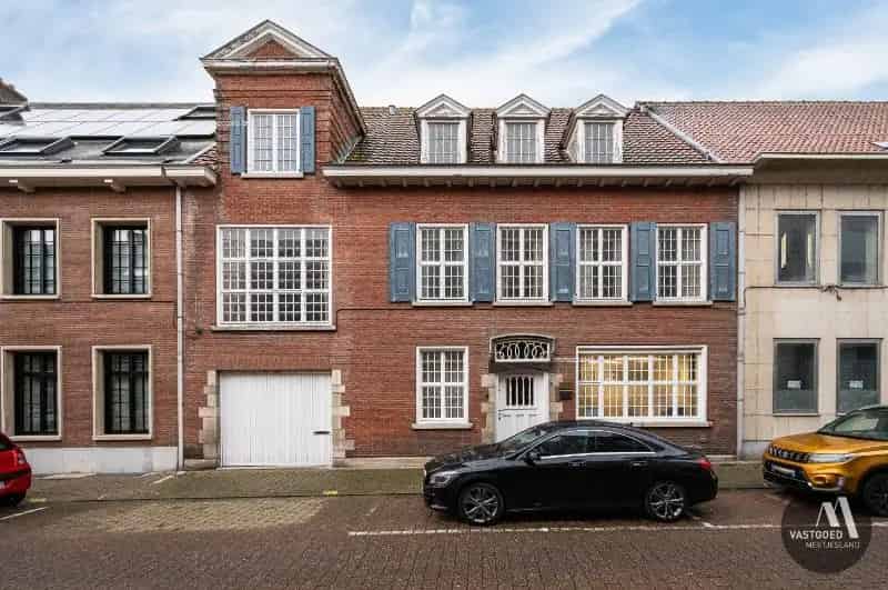 Te renoveren dokterswoning met 8 slaapkamers te Eeklo