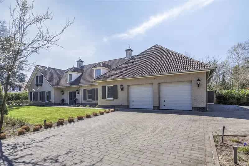 Residentieel gelegen villa op aangelegd perceel van 2500 m²