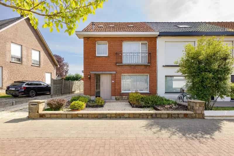 HALF OPEN GEZINSWONING MET STADSTUIN EN GARAGE