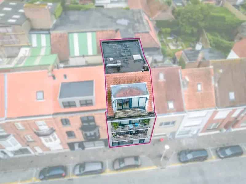 Handelspand met gelijkvloers casco-appartement te Nieuwpoort