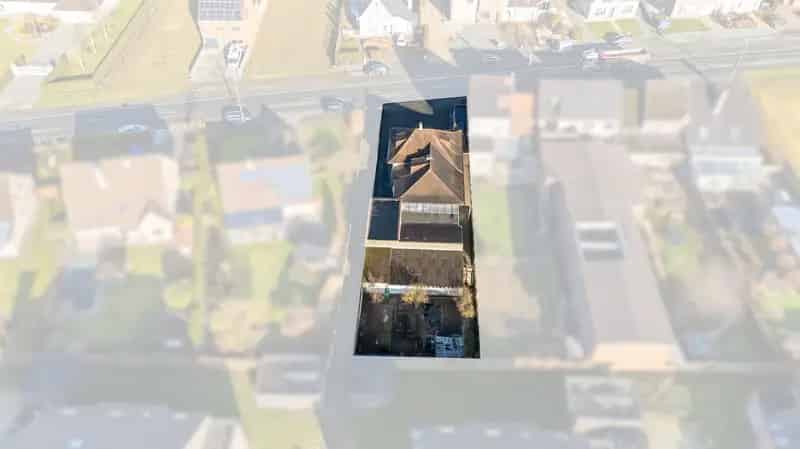 Ruime (handels) woning met groot werkhuis, tuin en garage