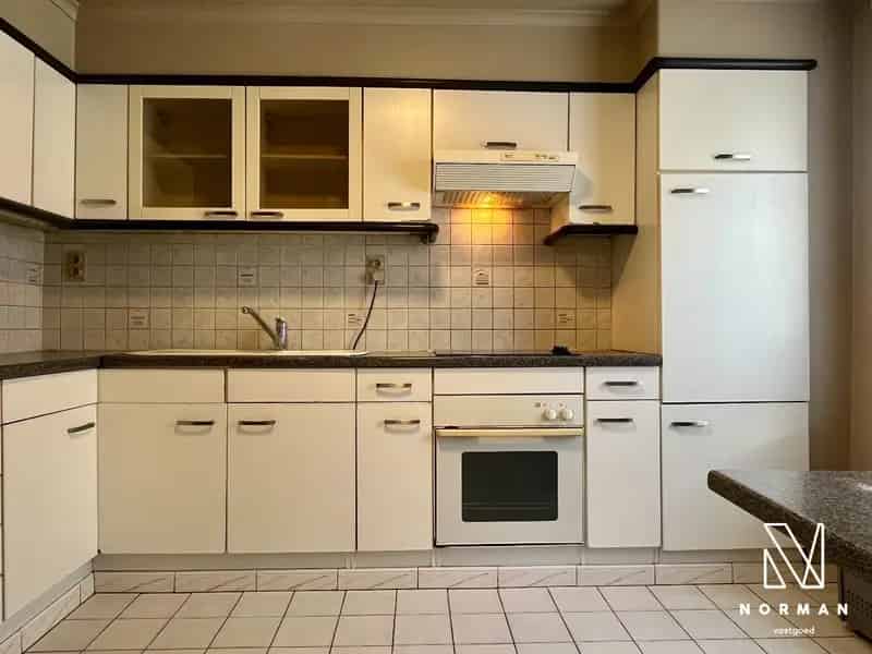 Grotendeels gerenoveerde woning met atelier/grote garage en zongerichte binnentuin.