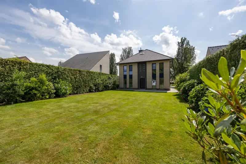 Moderne, vrijstaande woning met 3 slpks en tuin op 696m²