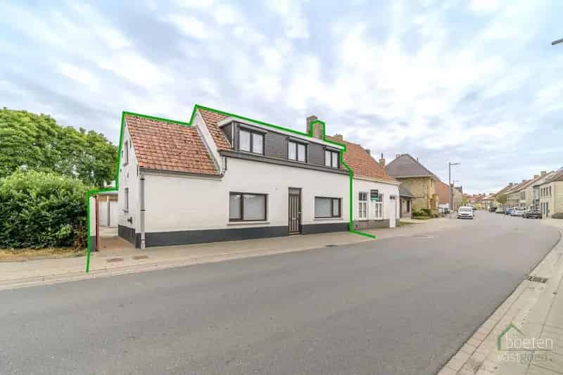 ALVERINGEM: Leuk maar wel op te smukken huisje met heel wat potentieel, 3 slpks waarvan 1 beneden en zonneterras op 179m² grondopp.