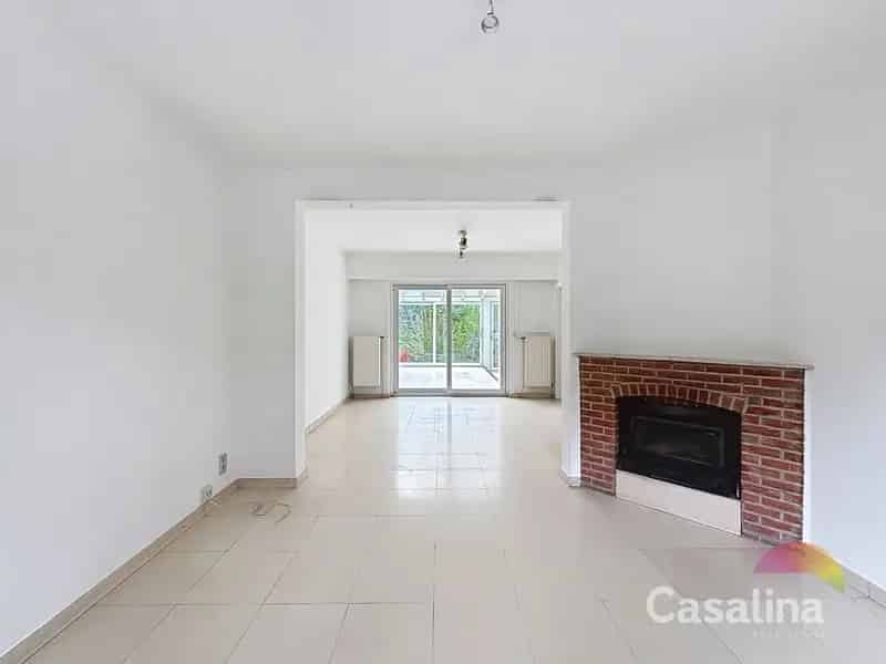 Vier gevel woning met tuin te huur