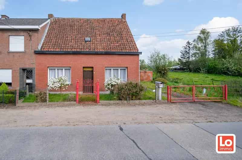 Landelijk gelegen halfopen woning met verschillende stallingen op groot perceel grond met open zicht in Zeveneken!