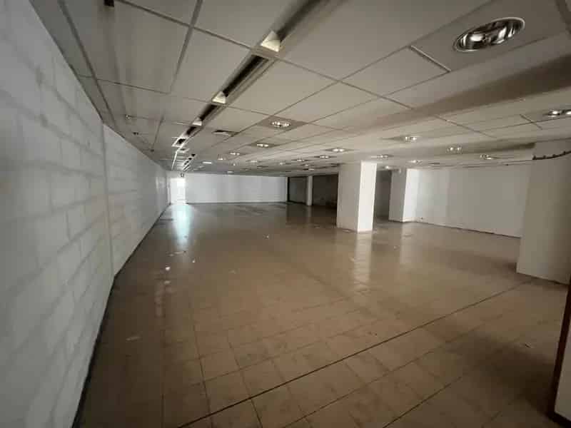 Opbrengsteigendom: Handelsgelijkvloers + 2 appartementen te koop te Bouge.