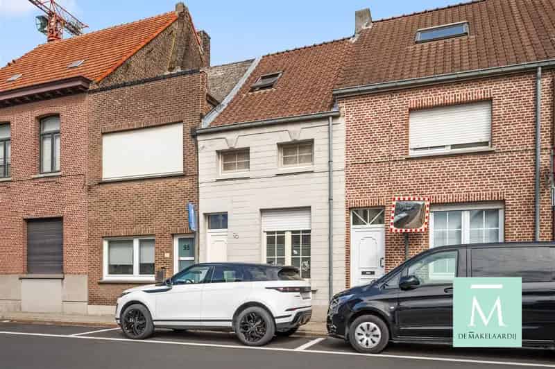 Op te frissen starterswoning en achterbouw (met mogelijkheid tot inichten van bijkomende slaapkamers/bureau-hobbyruimte...)