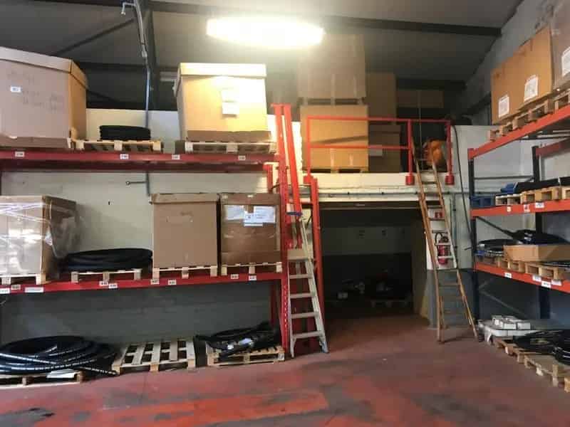 Bedrijfshal met kantoor
