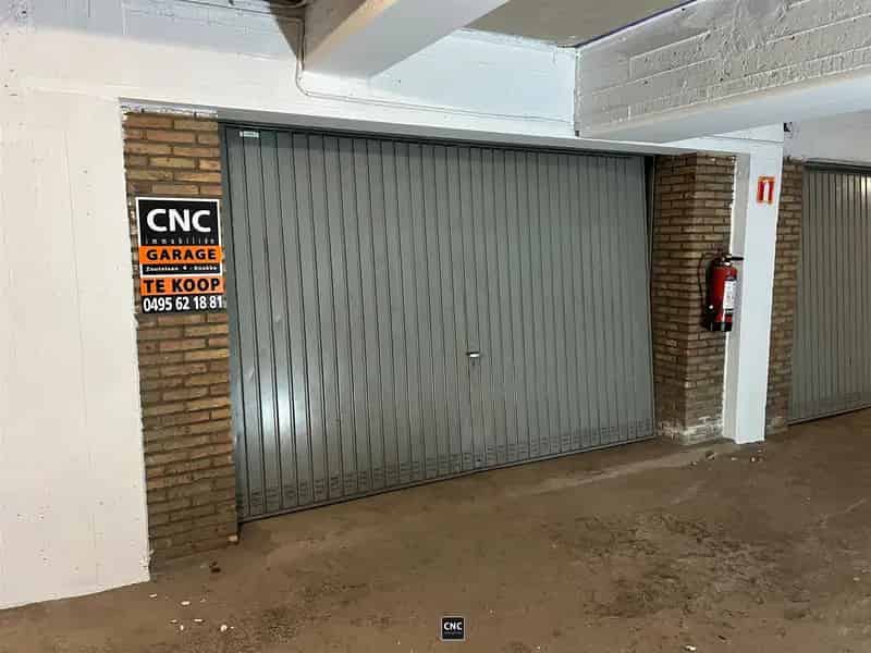 Zeer goed gelegen ruime garagebox te Zeebrugge-Bad. Inrit langs de Brusselstraat.