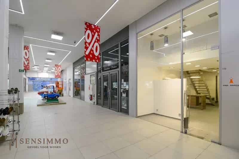 Gerenoveerde handelspand in shopping 3 te Genk