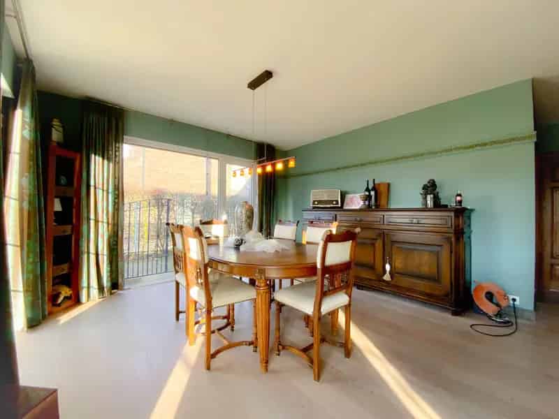 Ruime halfopen vierslaapkamerwoning te Oosteeklo