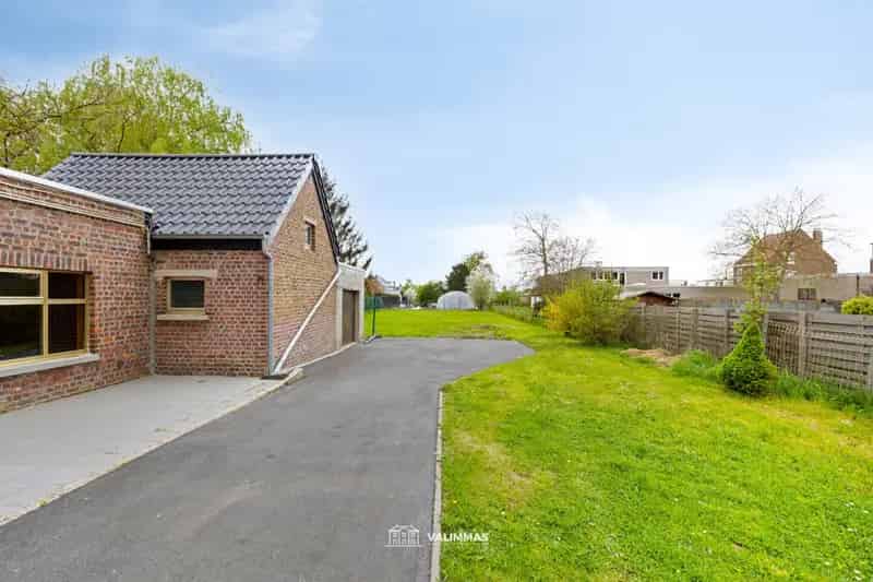 Verzorgde driegevelwoning met garage en grote tuin...