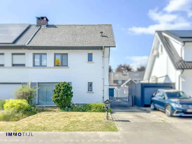 Halfopen bebouwing met garage in rustige buurt van Ternat!