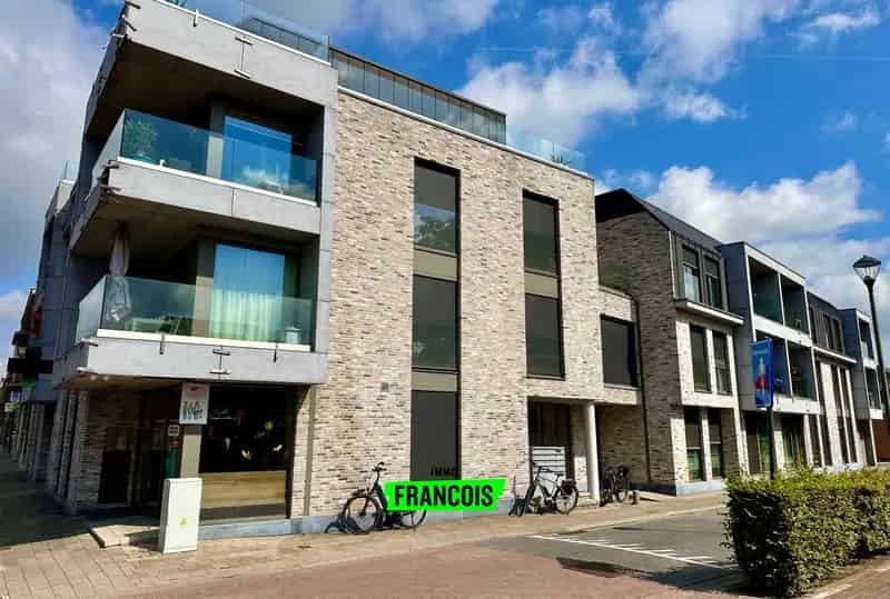 Recent gelijkvloersappartement met 2 slaapkamers en parking te huur in Bassevelde.