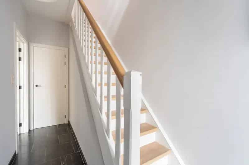 Ben je op zoek naar een instapklare woning op een toplocatie in Affligem?
Dan is deze recent gerenoveerde woning met 4 slaapkamers precies wat je zoekt!

Indeling gelijkvloers:
- Inkomhal met aparte toilet
- Lichtrijke woonkamer met zicht op de tuin
- Ope
