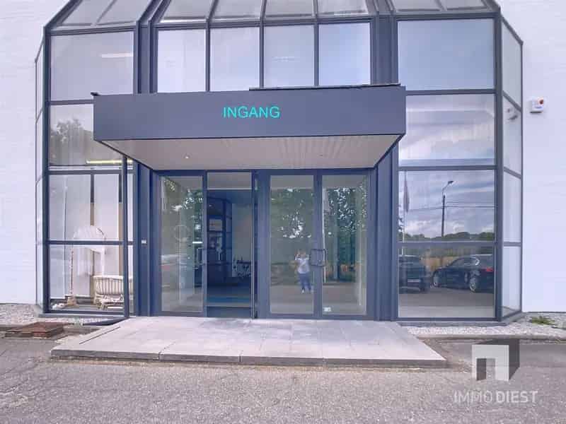 Handelspand van 1181m2 met ruime parking langs verbindingsweg