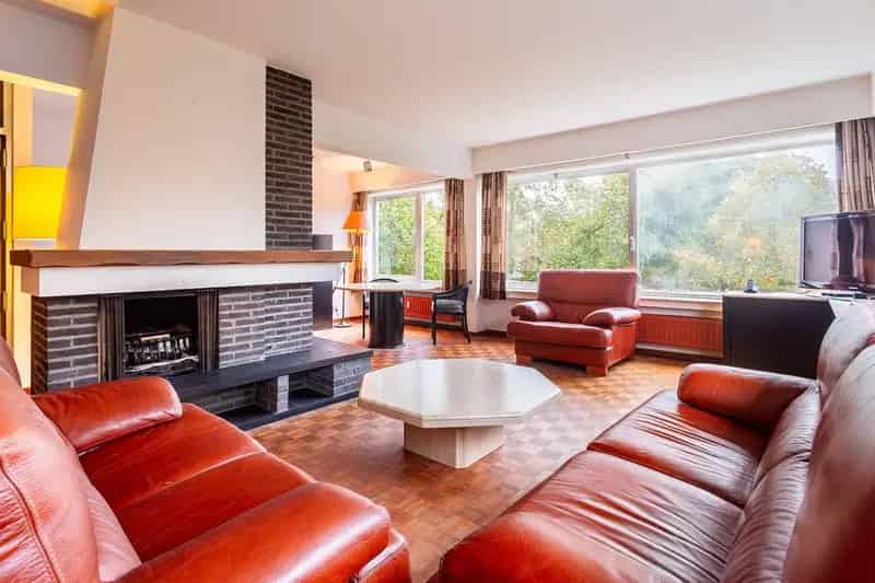 Op te frissen lichtrijk, ruim appartement met 2 slaapkamers, terras, parkeerplaats en uitzicht op het park 8453459
