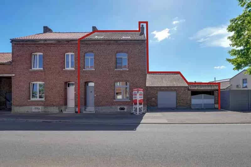 Halfopen bebouwing met 3 slaapkamers, tuin en garage in Velm