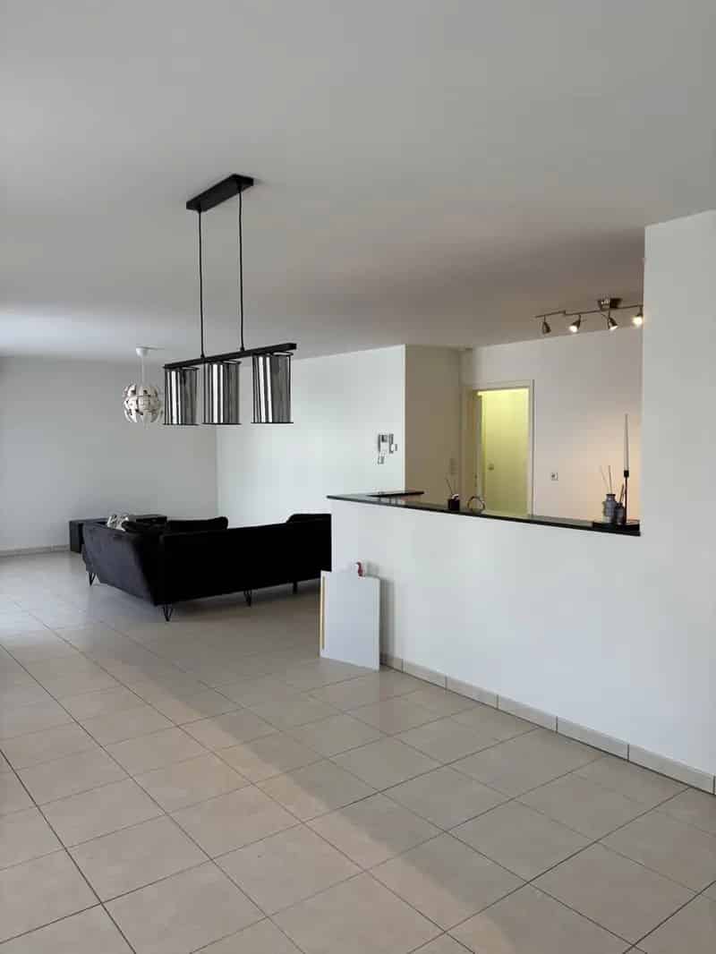 Contact enkel via e-mail: kjento.van.hoydonck@albert.immo
Telefonisch contact wordt niet behandeld.

Dit verzorgd appartement met een bewoonbare oppervlakte van 128 m² beschikt over drie slaapkamers, een ondergrondse autostaanplaats/berging en is gelegen 