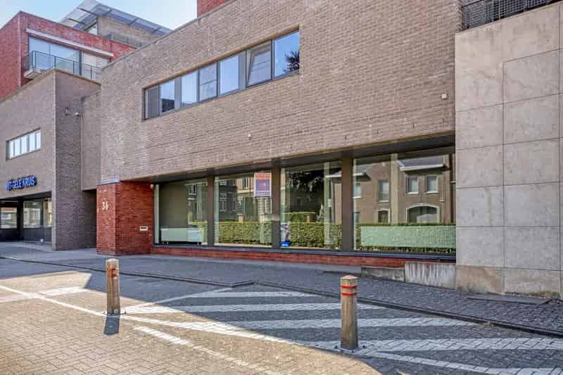 Ruime kantoor- of winkelruimte met opslagmogelijkheden