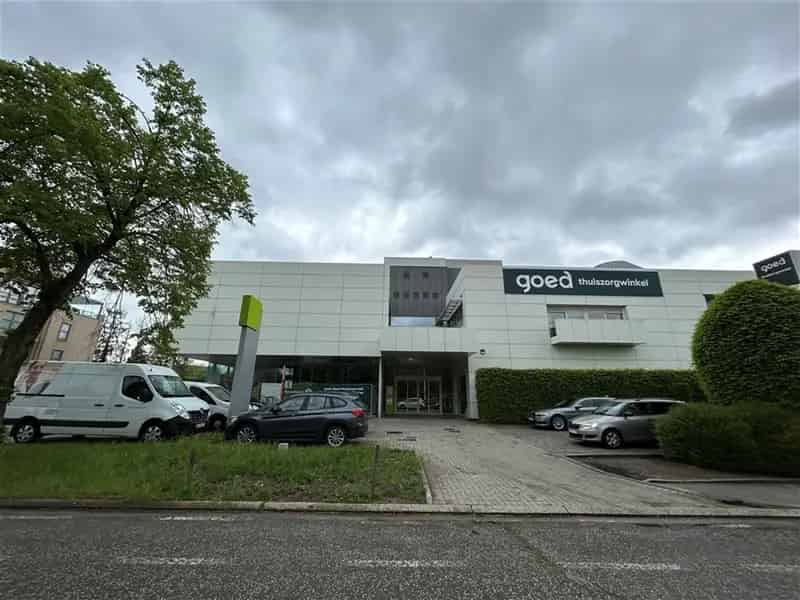 Handels/kantoorruimte op grote ring met visibiliteit