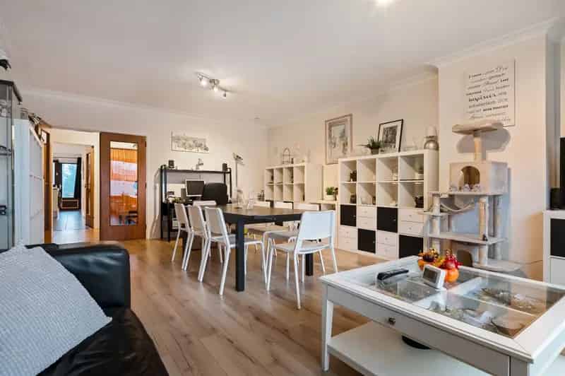 Opbrengsteigendom met 5 moderne app, 4 garages