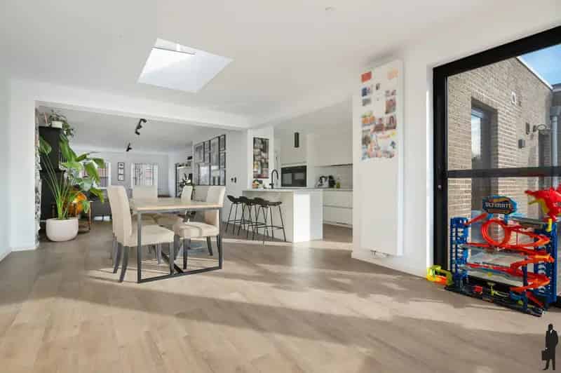 Welgelegen instapklare woning met 4 slpks, 2 badks en Z-tuin