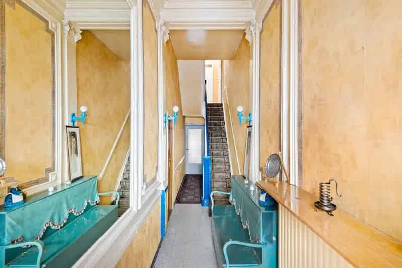 Te renoveren rijwoning met 4 slaapkamers en stadskoer