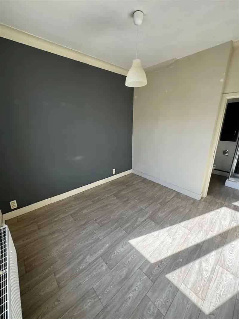 Zeer gunstig vergund opbrengsteigendom met handelsgelijkvloers en 3 appartementen