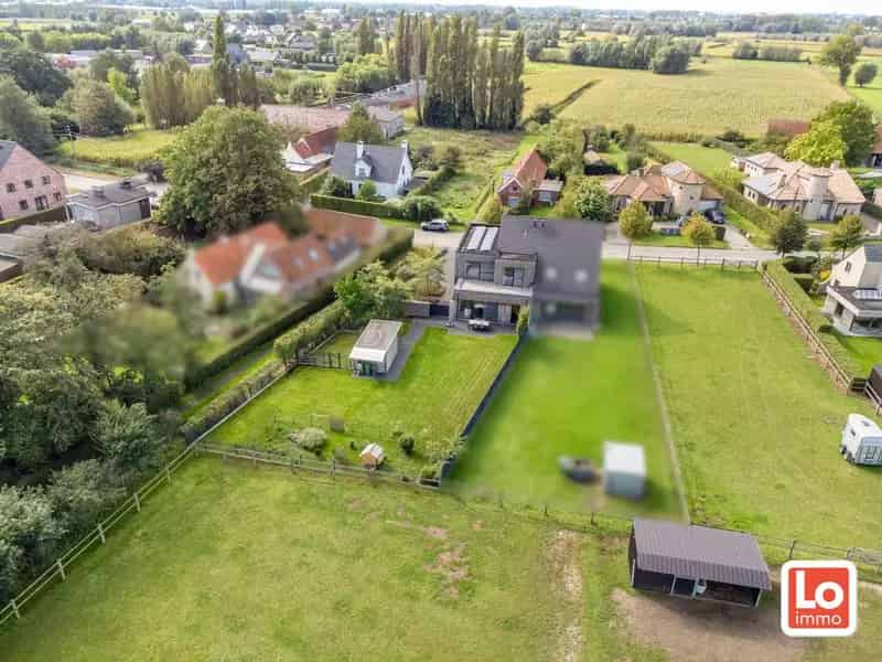VERKOCHT!! Moderne energiezuinige halfopen bebouwing met twee overdekte autostaanplaatsen én open zicht op een landelijke locatie in Zaffelare.