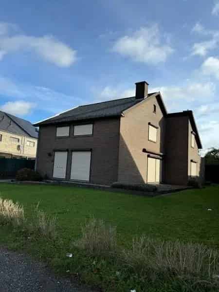 Vrijstaande woning met 5 slaapkamers.