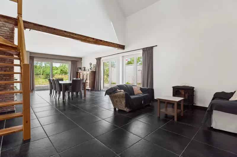 Landelijke villa met paardenstal en weides in Bazel