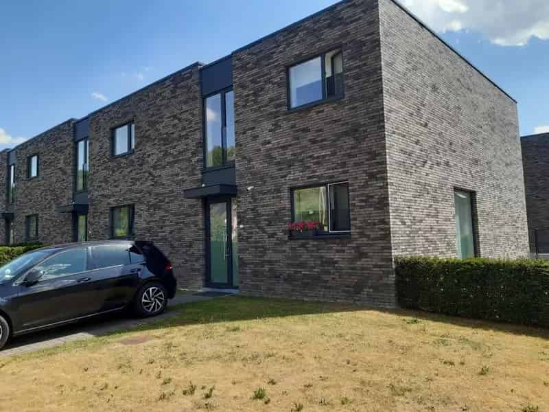 Half open (160 m²) met zonnepanelen !