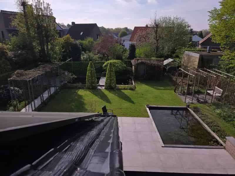 Steeds vernieuwende, energiezuinige villa met garage en zongerichte tuin in residentiële, kindvriendelijke buurt te Sint-Kruis.