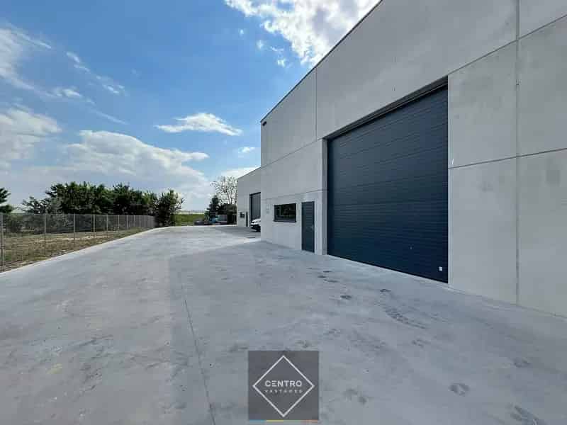 NB MAGAZIJN 216m²  (vrije hoogte 7m !) , voorzien van sectionaalpoort, deur, raam en 3 parkeerplaatsen te SLEIHAGE (Oostnieuwkerke).