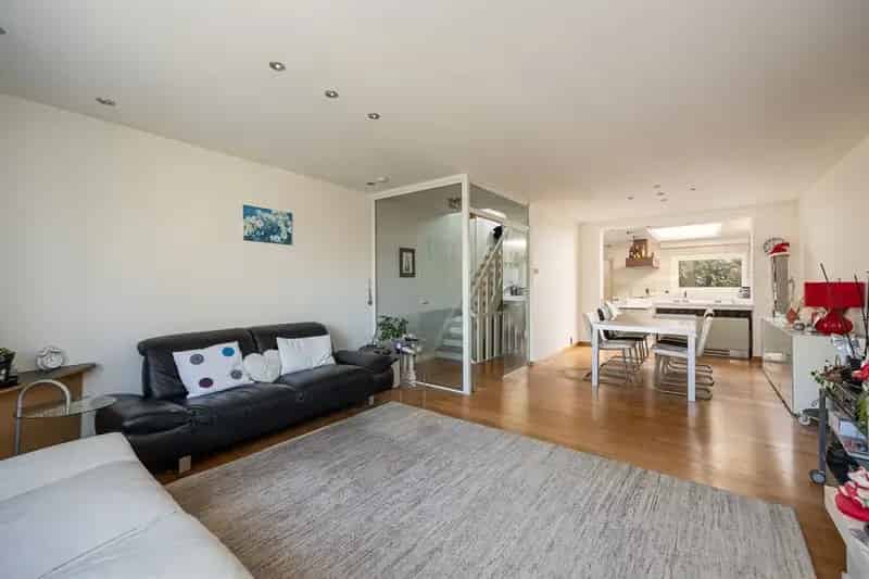 bel-étage woning met grote tuin