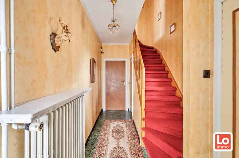 Leuke open te renoveren woning met garage op een mooi perceel en gelegen op een goed bereikbare locatie tussen Lochristi en Oostakker.