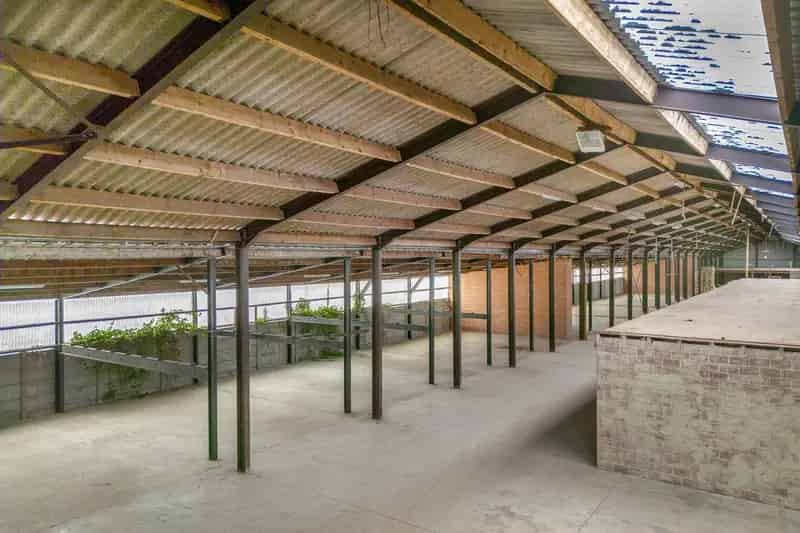 Magazijn met 2 woningen op perceel van 4701 m²