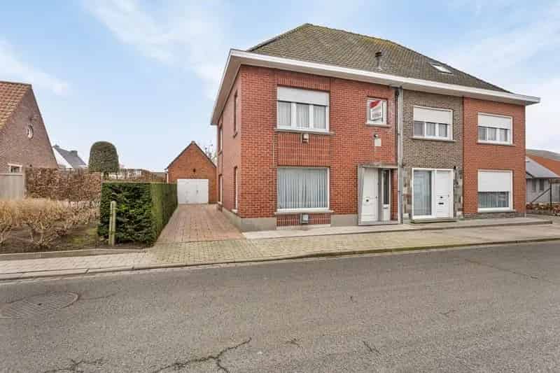 Op te knappen halfopen woning met 3 slaapkamers, tuin en garage te Meulebeke (Tielt) TE KOOP!