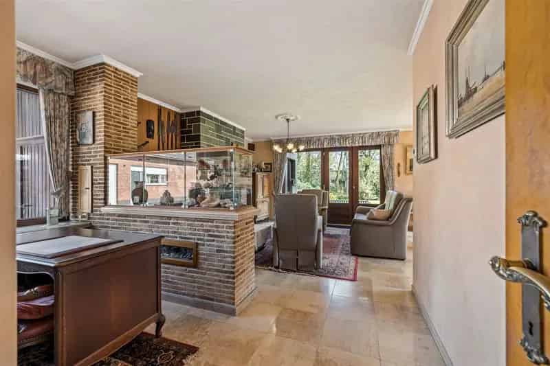 Uitstekend gelegen gezinswoning (type bungalow) met 4 slaapkamers, garage en een aangename tuin (1.067m²)